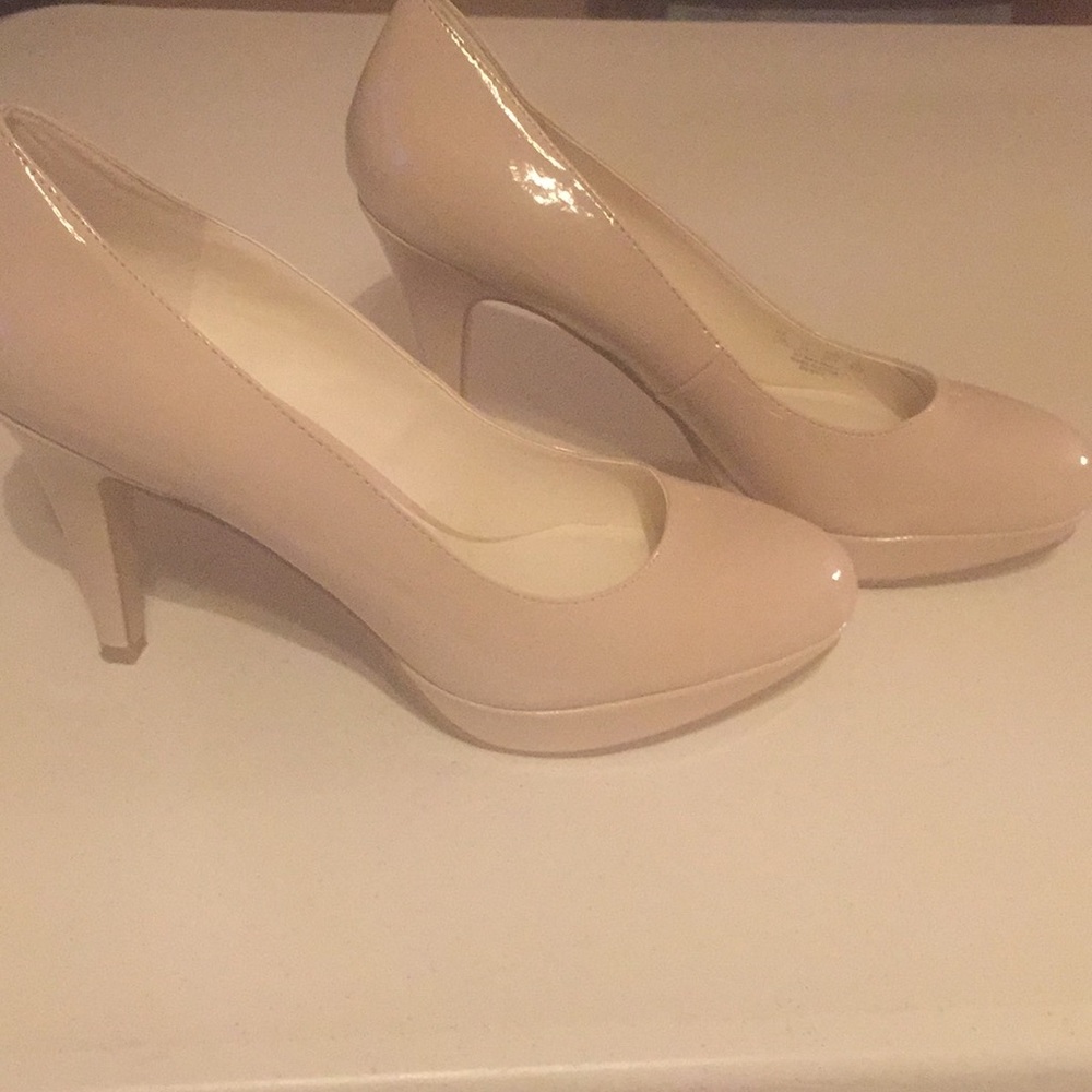 Nickels size 7.5 beige pumps